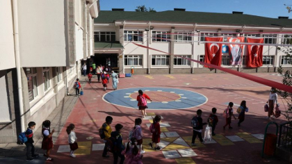 Guvernul lui Erdogan interzice înscrierea elevilor turci în şcolile franceze. De ce se ceartă Turcia și Franța pe Educație