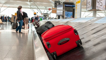 O femeie a murit după ce a fost prinsă într-o bandă de bagaje de pe aeroportul din Chicago O femeie a murit după ce a fost prinsă într-o bandă de bagaje de pe aeroportul din Chicago