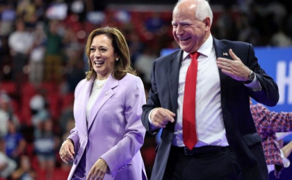 Campania Kamalei Harris spune că Tim Walz „s-a exprimat greșit” când a vorbit despre mânuirea armelor „în război”