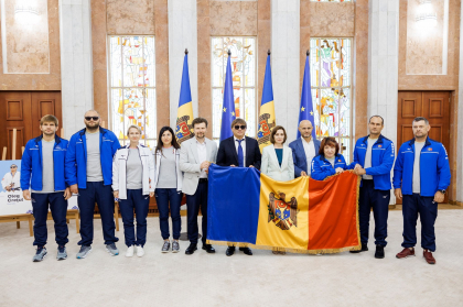 Maia Sandu a înmânat drapelul de stat sportivilor care participă la Jocurile Paralimpice de la Paris - GALERIE FOTO