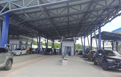 Aglomerație la vama Sculeni: Zeci de mașini au format cozi la frontieră - FOTO