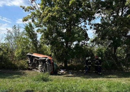Un şofer şi pasagera sa - transportați la spital, după ce s-au răsturnat cu maşina, la Bălți. Imagini de la locul accidentului - FOTO Un şofer şi pasagera sa - transportați la spital, după ce s-au răsturnat cu maşina, la Bălți. Imagini de la locul accidentului - FOTO