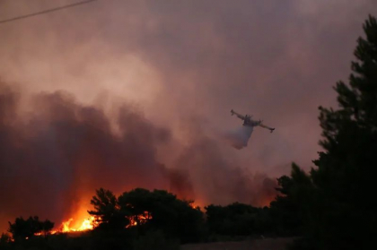 Incendiu de vegetație scăpat de sub control lângă Atena / Localități și spitale evacuate după „o noapte de coșmar” - VIDEO Incendiu de vegetație scăpat de sub control lângă Atena / Localități și spitale evacuate după „o noapte de coșmar” - VIDEO
