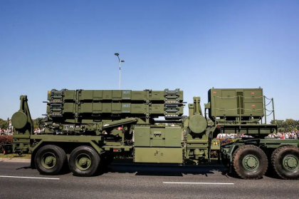 Polonia va produce zeci de lansatoare de rachete Patriot, pentru apărarea țării, într-un acord de peste 1,1 miliarde de euro semnat cu americanii de la Raytheon Polonia va produce zeci de lansatoare de rachete Patriot, pentru apărarea țării, într-un acord de peste 1,1 miliarde de euro semnat cu americanii de la Raytheon