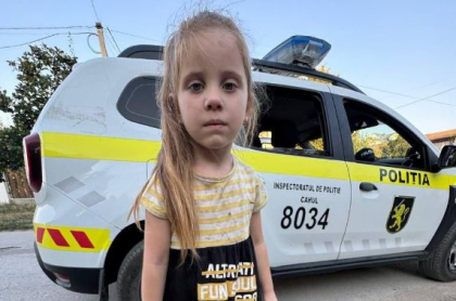 Copila de 5 ani care a fost găsită într-un parc din Cahul a fost transmisă părinților. Poliția: „Fetița este deja alături de mama ei” - FOTO Copila de 5 ani care a fost găsită într-un parc din Cahul a fost transmisă părinților. Poliția: „Fetița este deja alături de mama ei” - FOTO