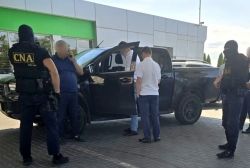 Un polițist - reținut în flagrant de CNA: Ar fi cerut 5000 de lei pentru a nu documenta desfășurarea ilicită activității de antreprenoriat. Momentul când acesta primeşte banii - FOTO
Un polițist - reținut în flagrant de CNA: Ar fi cerut 5000 de lei pentru a nu documenta desfășurarea ilicită activității de antreprenoriat. Momentul când acesta primeşte banii - FOTO