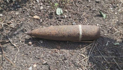 Un obuz de pe vremea celui de-al doilea Război Mondial, găsit în gospodăria unei persoane din orașul Fălești. Poliția: „A fost neutralizat într-un loc special amenajat” - FOTO