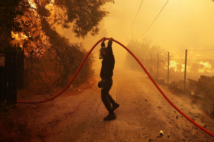 Pompierii greci anunță că nu mai sunt incendii de vegetație active lângă Atena, după trei zile de lupte cu flăcările