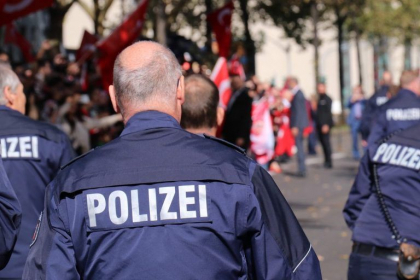 Atac cu cuțitul în Berlin. Un algerian a înjunghiat 7 persoane într-un centru de refugiați. Autoritățile germane anunță că 5 dintre victime sunt din Republica Moldova Atac cu cuțitul în Berlin. Un algerian a înjunghiat 7 persoane într-un centru de refugiați. Autoritățile germane anunță că 5 dintre victime sunt din Republica Moldova