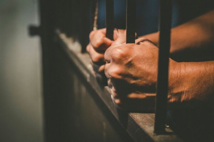 Un deținut va mai sta încă 7 ani la închisoare, după ce a șantajat o femeie, solicitând bani pentru a nu publica poze intime