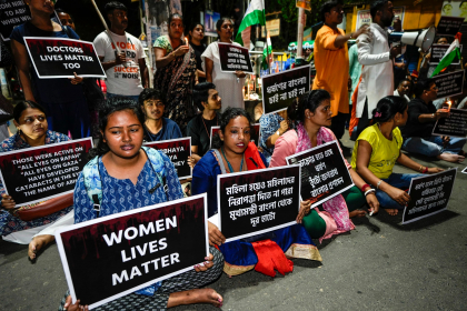 Zeci de mii de femei protestează în India după ce o doctoriță a fost violată și ucisă într-o sală din spitalul în care lucra Zeci de mii de femei protestează în India după ce o doctoriță a fost violată și ucisă într-o sală din spitalul în care lucra
