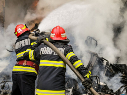 O femeie - găsită moartă, după ce apartamentul său din capitală a luat foc. Precizările IGSU