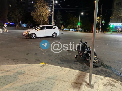 O motocicletă și o mașină s-au lovit pe o stradă din capitală. Martorii spun că nimeni nu a avut de pătimit - FOTO O motocicletă și o mașină s-au lovit pe o stradă din capitală. Martorii spun că nimeni nu a avut de pătimit - FOTO