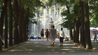 „Consumați suficientă apă, purtați haine lejere de culori deschise și utilizați mijloacele de protecție solară.” Recomandările IGSU, după ce meteorologii au prelungit codului calben de caniculă