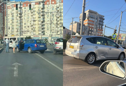 Accident matinal în capitală. Două mașini au fost avariate, după ce s-au lovit. Precizările poliției - FOTO Accident matinal în capitală. Două mașini au fost avariate, după ce s-au lovit. Precizările poliției - FOTO