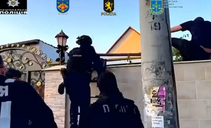 Încă doi membri ai grupului criminal organizat, un bărbat și o femeie, implicați în înșelarea militarilor din Ucraina - reținuți pentru 72 de ore