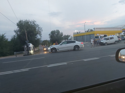 O femeie a fost transportată la spital, iar patru copii au primit îngrijiri medicale, după ce o mașină a fost lovită de un alt automobil - FOTO