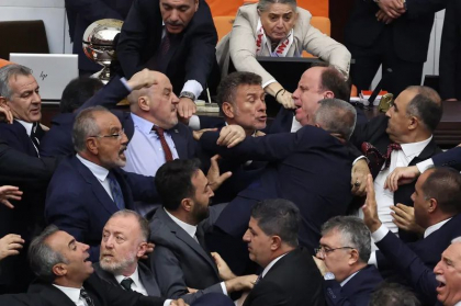 Zeci de parlamentari s-au bătut aproape jumătate de oră în Parlamentul turc. Cel puțin doi deputați au fost răniți