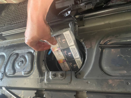Un bărbat cu dublă cetățenie a încercat să intre în Romania cu 350 de pachete de țigări. Unde le-a ascuns - FOTO
Un bărbat cu dublă cetățenie a încercat să intre în Romania cu 350 de pachete de țigări. Unde le-a ascuns - FOTO