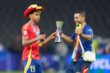 Tatăl fotbalistului Lamine Yamal a fost externat. Mounir Nasraoui l-a lăudat pe polițistul care i-a pansat rana de la piept Tatăl fotbalistului Lamine Yamal a fost externat. Mounir Nasraoui l-a lăudat pe polițistul care i-a pansat rana de la piept