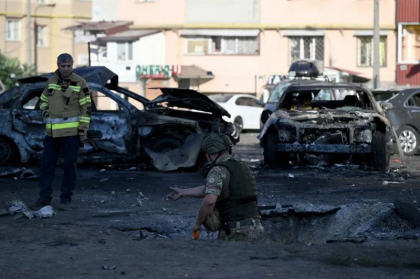 Zece mașini au ars complet într-o zonă rezidențială din Sumî. Ucrainenii spun că rușii au atacat orașul cu rachete Iskander și bombe ghidate Zece mașini au ars complet într-o zonă rezidențială din Sumî. Ucrainenii spun că rușii au atacat orașul cu rachete Iskander și bombe ghidate
