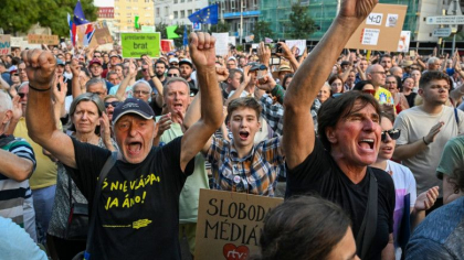 Proteste împotriva guvernului autoritar al Slovaciei condus de Robert Fico. Oamenii apără libertatea presei Proteste împotriva guvernului autoritar al Slovaciei condus de Robert Fico. Oamenii apără libertatea presei
