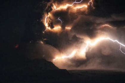 Vulcanul Shiveluch din Rusia a erupt după cutremurul cu magnitudinea 7 Vulcanul Shiveluch din Rusia a erupt după cutremurul cu magnitudinea 7
