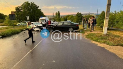 Accident violent la Șoldănești. Două mașini au fost avariate, după ce s-au lovit puternic. Poliția: „Nimeni nu a avut de pătimit” - FOTO Accident violent la Șoldănești. Două mașini au fost avariate, după ce s-au lovit puternic. Poliția: „Nimeni nu a avut de pătimit” - FOTO