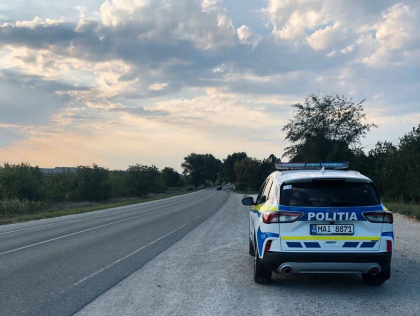 55 de șoferi, prinși băuți la volan, în acest weekend. Câți conducători au fost trași pe dreapta pentru alte încălcări
55 de șoferi, prinși băuți la volan, în acest weekend. Câți conducători au fost trași pe dreapta pentru alte încălcări