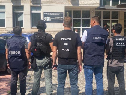 Operațiune comună. Ofițeri din Republica Moldova și România au acordat suport poliției bulgare la percheziționarea mai multor locații ale unui grup criminal implicat în introducerea ilegală de migranți în Europa - FOTO Operațiune comună. Ofițeri din Republica Moldova și România au acordat suport poliției bulgare la percheziționarea mai multor locații ale unui grup criminal implicat în introducerea ilegală de migranți în Europa - FOTO