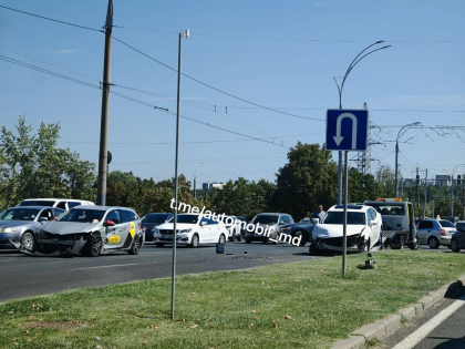 Accident în capitală. Un bărbat a fost transportat la spital, după ce două mașini s-au lovit violent. Imagini de la locul impactului - FOTO Accident în capitală. Un bărbat a fost transportat la spital, după ce două mașini s-au lovit violent. Imagini de la locul impactului - FOTO