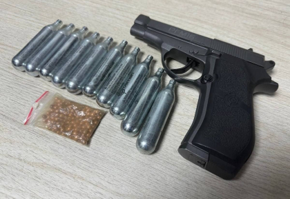 A încercat să treacă frontiera cu un pistol, recipiente cu gaz și un pachet cu bile din metal. Un tânăr cu dublă cetățenie - documentat la vama Leușeni-Albița - FOTO