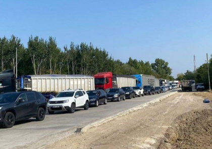 Zeci de mașini stau la coadă la vama Sculeni, pe sensul de ieșire din Republica Moldova - FOTO Zeci de mașini stau la coadă la vama Sculeni, pe sensul de ieșire din Republica Moldova - FOTO
