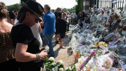 Alain Delon a fost înmormântat ”ca un mare naș din Sicilia”, spune o participantă la ceremonie. Telefoanele mobile au fost luate Alain Delon a fost înmormântat ”ca un mare naș din Sicilia”, spune o participantă la ceremonie. Telefoanele mobile au fost luate