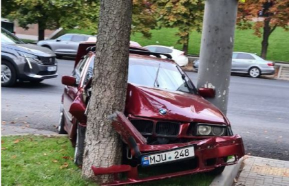 A pierdut controlul volanului și s-a lovit violent de un copac. Care este starea șoferului - FOTO A pierdut controlul volanului și s-a lovit violent de un copac. Care este starea șoferului - FOTO