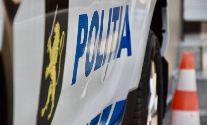 S-a îmbătat și s-a pus pe „glume” ilegale. Un bărbat, reținut pentru 72 de ore, după ce a făcut o alertă falsă cu bombă