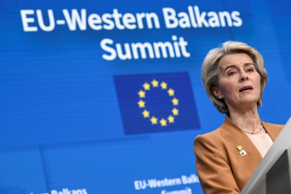 Uniunea Europeană trebuie să îşi crească producţia de armament şi rolul în domeniul apărării, spune preşedinta Comisiei