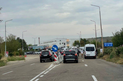 S-au format din nou cozi la frontieră. Trafic intensiv se înregistrează la vama Leușeni, pe sensul de ieșire din țară - FOTO S-au format din nou cozi la frontieră. Trafic intensiv se înregistrează la vama Leușeni, pe sensul de ieșire din țară - FOTO