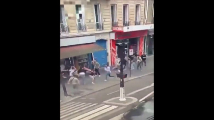 Lupte cu bâte și cuțite între 30 de afgani pe o stradă din Paris. Mai multe persoane au fost rănite - VIDEO Lupte cu bâte și cuțite între 30 de afgani pe o stradă din Paris. Mai multe persoane au fost rănite - VIDEO