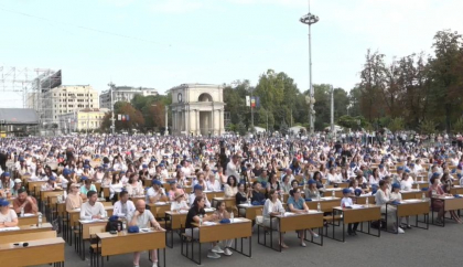 Emoții nemaipomenite în Piața Marii Adunări Naționale, acolo unde a avut loc Marea Dictare Națională - FOTO