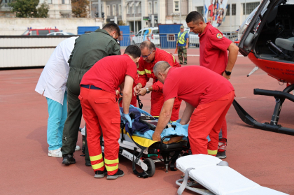 Intervenție SMURD. O moldoveancă care a suferit un ictus hemoragic în Bulgaria a fost transportată la Chișinău. IGSU: „Pe parcursul zborului femeia nu a suferit complicații” - FOTO