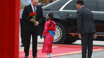 Putin sfidează justiția internațională. Cum a fost primit dictatorul rus în Mongolia: Fanfară și covor roșu în loc de cătușe Putin sfidează justiția internațională. Cum a fost primit dictatorul rus în Mongolia: Fanfară și covor roșu în loc de cătușe