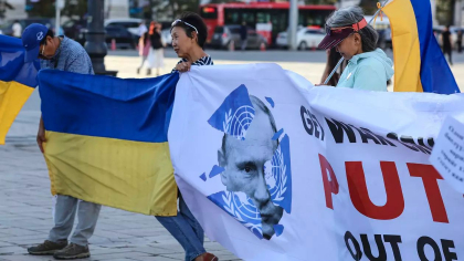 Vladimir Putin, întâmpinat în Mongolia și de protestatari: „Criminalul de război să plece” Vladimir Putin, întâmpinat în Mongolia și de protestatari: „Criminalul de război să plece”