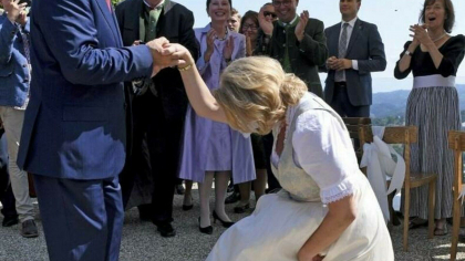 Fostul ministru de externe a Austriei, devenită celebră după un vals cu Putin, devine ambasadorul Moscovei pentru tigri Fostul ministru de externe a Austriei, devenită celebră după un vals cu Putin, devine ambasadorul Moscovei pentru tigri