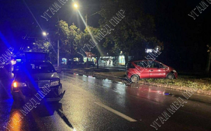 O femeie a fost transportată la spital, după ce două mașini s-au lovit pe o stradă din stânga Nistrului. Imagini de la locul impactului - FOTO O femeie a fost transportată la spital, după ce două mașini s-au lovit pe o stradă din stânga Nistrului. Imagini de la locul impactului - FOTO