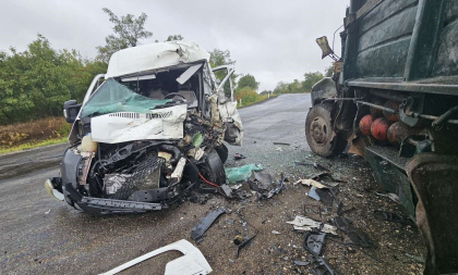 Nu a respectat viteza și a provocat un accident în satul Puhoi. Ambii șoferi, transportați la spital, iar mașinile, avariate - FOTO