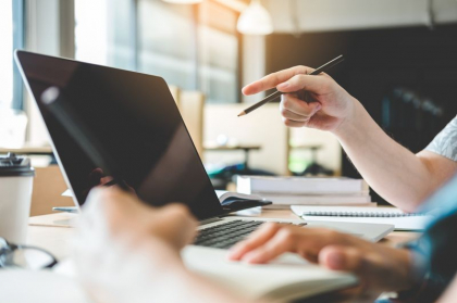 Premieră. Peste 500 de școli din țară vor utiliza catalogul electronic în acest an Premieră. Peste 500 de școli din țară vor utiliza catalogul electronic în acest an