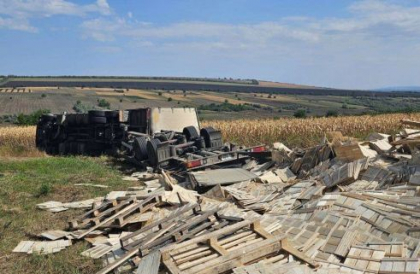 Un camion s-a răsturnat, după ce șoferul a pierdut controlul volanului. Poliția: „Nu au fost înregistrate victime” - FOTO Un camion s-a răsturnat, după ce șoferul a pierdut controlul volanului. Poliția: „Nu au fost înregistrate victime” - FOTO