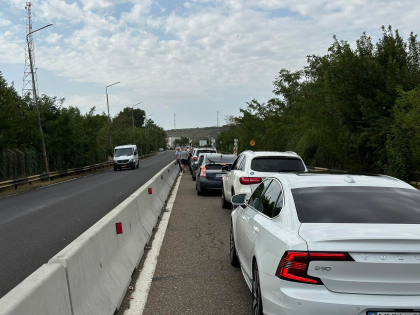 „Stăm pe loc de 20 de minute. Rândul are un km.” Mai multe mașini așteaptă să intre în țară, la vama Albița - FOTO „Stăm pe loc de 20 de minute. Rândul are un km.” Mai multe mașini așteaptă să intre în țară, la vama Albița - FOTO
