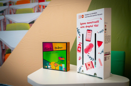 Boxe cu absorbante în 130 de școli din Republica Moldova: Fetele vor avea acces gratuit la produse